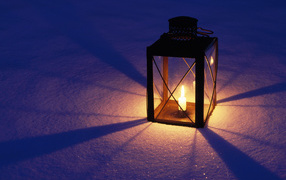 Фонарь на снегу