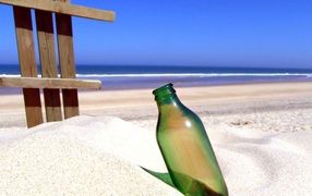 Бутылка на песке
