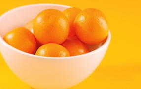 Чаша с апельсинами