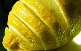 Разрезанный лимон