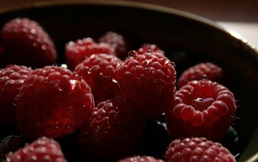 Малина в тарелке