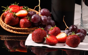 Клубника и виноград