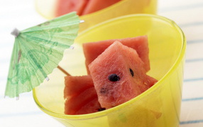 Арбуз под зонтиком