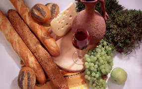 Французские булочки с сыром и вином