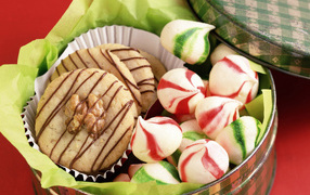 Печенье в железной банке