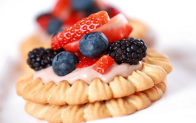 Пирожное с ягодами