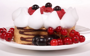 Пирожное с ягодами