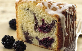 Cake with blackberries