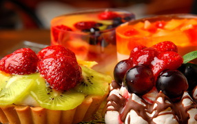 Пирожные с ягодами