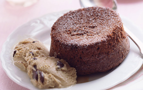 Вкусное шоколадное пирожное