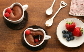 Шоколадный десерт с ягодами