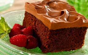 Бисквитный торт с малиной