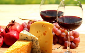 Ягоды, сыр, вино