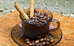 Чашка с зернами кофе
