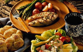 Рыба с салатом