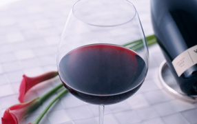 Бокал вина на столе