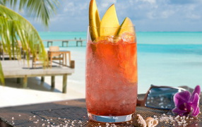 Коктейл с кусочками фруктов