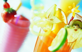 Коктейли с кусочками фруктов