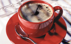 Кофе в красной чашке