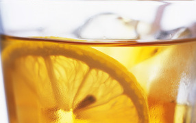 Холодный чай с лимоном