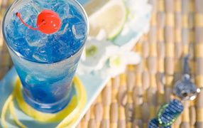 Напиток украшенный вишенкой