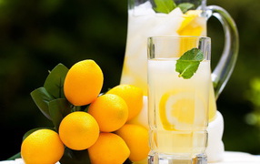 Лимоный напиток со льдом