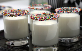 Молоко в стаканах