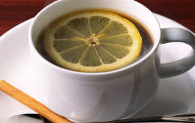 Кружка чая с лимоном