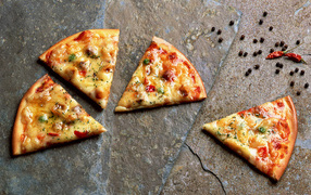 Аппетитные кусочки пиццы