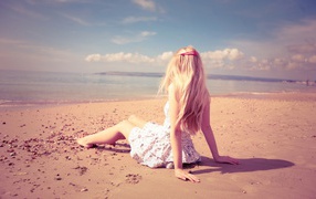 Молоденькая девушка на пляже