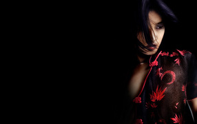 Красивая девушка в темноте