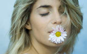 Девушка с цветком во рту