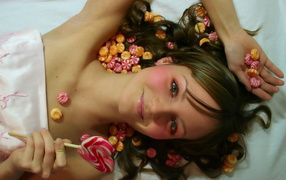 Девушка с конфетами
