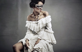 Девушка в маске