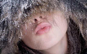 Девушка в капюшоне