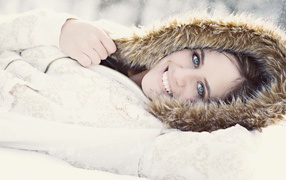 Девушка на снегу