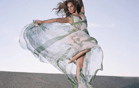 Леона Левис