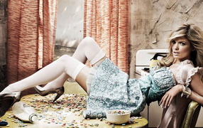 Мариса Миллер на столе (Marisa Miller)