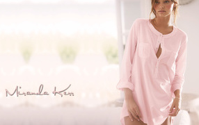 Miranda Kerr в ночной рубашке