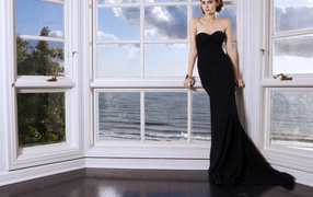 Уилла Холланд на фоне моря