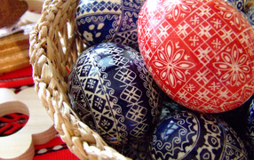 Синие и красные Пасхальные яйца