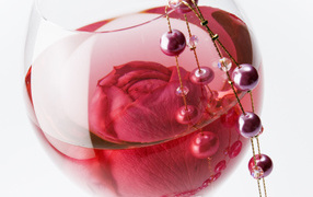 Роза в бокале на 8 марта