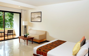 Светлая спальная комната