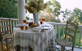 Столик на балконе