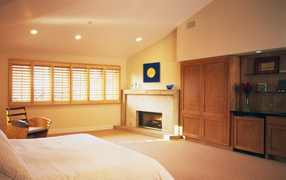 Просторная спальня с камином