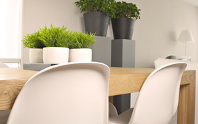 Стол в гостиной