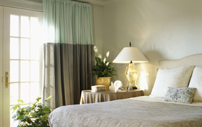 Двухцветные шторы в спальне