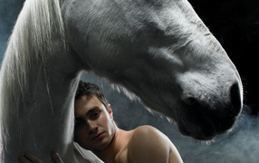 Даниэль Редклифф прижавшись к лошади