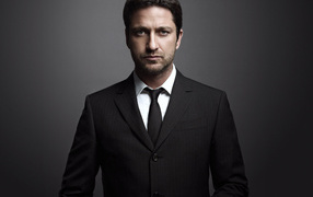 Джерард Батлер в костюме