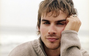 Йен Сомерхалдер в свитере